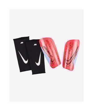 
We zijn verheugd de nieuwe Mercurial Lite voetbalscheenbeschermers van Nike te introduceren. Speciaal ontworpen voor de moderne man die waarde hecht aan comfort, stijl en prestaties op het voetbalveld, zullen deze scheenbeschermers zeker indruk maken. De Mercurial Lite scheenbeschermer, strak en verfijnd in een levendige, opvallende rode kleur, biedt tal van voordelen die zorgen voor optimale prestaties tijdens iedere voetbalwedstrijd. Ze zijn vervaardigd met een sterke, duurzame schaal die krachtige schokken absorbeert, terwijl de ultra-lichtgewicht constructie geen afbreuk doet aan je snelheid of behendigheid op het veld. De Nike Mercurial Lite scheenbeschermers bieden bescherming en comfort zonder in te boeten op stijl. Onderscheidende kenmerken zorgen ervoor dat deze scheenbeschermers echt opvallen tussen de concurrentie. Ze zijn voorzien van de geavanceerde Nike Guard lock-sleeves voor een veilige, stevige pasvorm en zijn bovendien uitgerust met een anatomisch correct links-rechts