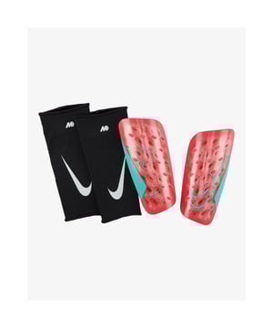 
Als je op het veld staat, is het belangrijk dat je je volledig kunt concentreren op het spel. Met de Nike Mercurial Lite SuperLock scheenbeschermers voor heren hoef je je nergens anders druk over te maken. Deze scheenbeschermers zijn speciaal ontworpen voor een perfecte pasvorm, zodat je je volledig kunt richten op je prestaties. De Nike Mercurial Lite SuperLock scheenbeschermers zijn voorzien van uitgesneden foam aan de binnenkant, waardoor ze zich perfect naar jouw been vormen. Daarnaast zorgen de SuperLock lagen ervoor dat de scheenbeschermers stevig op hun plek blijven zitten, zonder te verschuiven tijdens het spel. Zo kun jij ongehinderd je moves maken en voluit gaan op het veld. De scheenbeschermers zijn uitgevoerd in een opvallende oranje kleur, waardoor je zeker zult opvallen op het veld. Bovendien zijn de mouwen van de scheenbeschermers voorzien van vochtafvoerende technologie, waardoor zweet geen kans krijgt om je spel te verstoren. Met de Nike Mercurial Lite SuperLock