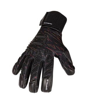 
<p> De Stanno Volare Ultra Goalkeeper Gloves II voor heren en dames hebben een extra groot foam oppervlak van Hyper Foam Plus. Hyper Foam Plus is een ultrazachte, dikke foam dat zorgt voor een nÃ³g optimalere grip onder zowel droge als natte weersomstandigheden. De handschoenen zijn licht van gewicht dankzij het gebruik van lichtgewicht mesh. De handschoen heeft een RFH negative fit, met de stiknaden aan de binnenzijde van de vingers en het rollfinger systeem gecombineerd. De handschoen sluit daardoor strakker om de vingers, maar wordt daarbij ook nog volledig omgeven door foam. Het foam oppervlak aan de binnenzijde van de hand wordt nog verder vergroot, hierdoor is het oppervlak om de bal te vangen nog groter. De siliconen opzet op de punchzone en vingers zorgen voor een goede flexibiliteit wat het gevoel met de bal vergroot. Het One Piece Fit design garandeert bovendien een optimale aansluiting om de bovenhand. Het gebruik van een polsband is optioneel, daarom zijn de Volare Ultra Goalkeeper Gloves II voorzien van een afneembare, elastische polsband. </p>