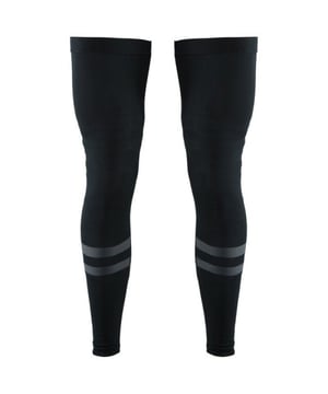 Scoor dit prachtige Craft item nu in de uitverkoop in de Craft outlet op V&D.
De CRAFT Jambières 3D mixed bike leggings, hier in het zwart afgebeeld, zijn ideaal voor het fietsen, maar ook geschikt voor hardlopen en trailrijden vanwege het hoge thermisch comfort. Deze legging is zowel flexibel als licht. Hun naadloze constructie vermindert de wrijving. Op sommige plaatsen zijn de 3D-beenbeschermers dikker en passen ze zich aan de vorm van uw lichaam aan en bevorderen ze de stabiliteit tijdens het trappen. De omhulling van de spieren wordt versterkt door brede elastieken op de dijen. De combinatie van ondersteuning, elasticiteit en ademend vermogen maakt uw sessies comfortabel en maximaliseert uw prestaties.