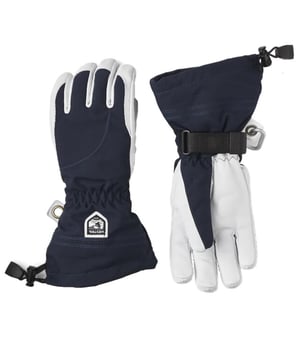 
Hestra Army Leather Heli Ski Handschoenen Navy

 De Army Leather Heli Ski van Hestra werd oorspronkelijk gemaakt voor skigidsen in het westen van Canada die een betrouwbare en warme skihandschoen nodig hadden voor lange dagen in de sneeuw en kou. Gemaakt van duurzaam geitenleer dat uitzonderlijke grip en gevoel biedt, en een waterdichte, 3-laags polyamide stoffen achterhand. Deze 5-vingers skihandschoen heeft een reeks slimme functies die van pas komen als je niet zo vaak naar binnen kunt om op te warmen. De voering kan bijvoorbeeld gemakkelijk worden vervangen als hij vochtig wordt of om zich aan te passen aan verschillende activiteitenniveaus en temperaturen.

 Hestra Army Leather Dames Blauwe Vinger Handschoenen

 En de lange kraag heeft een snowlock die, samen met een klittenband op de pols, ervoor zorgt dat de warmte in de handschoen blijft. Een polsband vermindert de kans dat u de handschoen laat vallen als u hem uittrekt om de telefoon