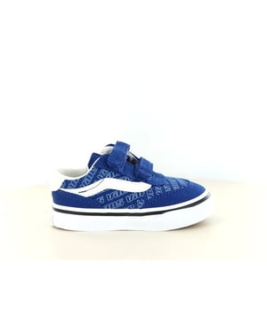 
De Vans Brooklyn LS Velcro is een stijlvolle en functionele klittenbandschoen, speciaal ontworpen voor jongens die zowel comfort als een modieuze uitstraling waarderen. De frisse True Blue kleur zorgt voor een eigentijdse look die gemakkelijk te combineren is met diverse outfits.​Het bovenwerk van de schoen is vervaardigd uit hoogwaardig canvasmateriaal, wat zorgt voor een ademend en lichtgewicht gevoel. De klittenbandsluiting maakt het aan- en uittrekken eenvoudig, ideaal voor kinderen die zelfstandig hun schoenen willen dragen. Daarnaast biedt de gewatteerde kraag extra ondersteuning en comfort rondom de enkel.​De stevige rubberen zool met het kenmerkende wafelprofiel van Vans zorgt voor uitstekende grip en duurzaamheid, waardoor de schoen geschikt is voor dagelijks gebruik en diverse activiteiten.​