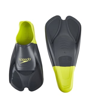 
De Speedo Training fins zorgen voor extra weerstand in het water. Op die manier versterk je de spierkracht in de benen en vergroot je het uithoudingsvermogen. Deze zwemvliezen voegen extra propulsie toe aan de beenslag, waardoor de snelheid toeneemt met minimale inspanning om je focus op je techniek te leggen. Het vergrote oppervlak van de flippers zorgt ervoor dat de enkelflexibiliteit toeneemt, waardoor de propulsie en efficiÃ«ntie van de beenslag verbetert. <p> </p> <b>Materiaal:<br> </b>100% siliconen