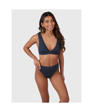 
Ben je op zoek naar een stijlvolle en comfortabele bikini top voor deze zomer? Dan is de BRUNOTTI forte-rib women bikini top zeker iets voor jou! Deze blauwe bikini top is speciaal ontworpen voor dames die op zoek zijn naar een combinatie van design en functionaliteit. Dankzij de ribstof heeft de bikini top een trendy uitstraling en zit hij ook nog eens heerlijk comfortabel. De verstelbare bandjes zorgen ervoor dat je de top perfect op maat kunt maken, zodat hij altijd goed blijft zitten tijdens het zwemmen of zonnebaden. Daarnaast zorgen de voorgevormde cups voor een mooie en natuurlijke vorm van de borsten. Het belangrijkste kenmerk van de BRUNOTTI forte-rib women bikini top is de hoge kwaliteit van het materiaal. De top is gemaakt van sneldrogend materiaal dat bestand is tegen chloor en zout water, waardoor hij lang mooi blijft en perfect is voor een dagje strand of zwembad. Bovendien is de bikini top eenvoudig te combineren met verschillende bikini broekjes en accessoires, zodat je