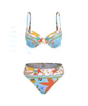 
De bikini uit de serie “Laguna Azzurra” is voorzien van kleurrijke motieven uit de zee. Schelpen, zeesterren en vissen dartelen vrolijk rond op een turquoise achtergrond.
Deze bikini biedt perfecte ondersteuning dankzij de vormvaste cups en beugel. Het is volledig gevoerd en heeft verstelbare bandjes voor een perfecte, individuele pasvorm.
De all-over print en drapering zorgen voor een speelse look, terwijl de slip met omslag niet alleen een stijlvolle touch toevoegt, maar ook op een slimme manier verbergt. De sliphoogte van 7 cm (maat 38) en de gematigde beenuitsnijding zorgen voor een flatterende pasvorm en veel comfort.
Bijpassend: Laguna Azzurra Jurkje

met beugel en cup
Verstelbare bandjes
Drapering over de bikinitop
Slip met boorden
Sliphoogte 7 cm (maat 38)
Verkrijgbaar in: Cup B, Cup C
Materiaal: 72% polyamide 28% elastaan

 | Materiaal info: 80% Polyamide 20% Elastaan | Wasinstructie: Handwas niet geschikt voor de droger