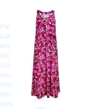 
Het plezier van pronken is terug, samen met energieke kleuren en glamoureuze bloemenprints. Viooltjes zien eruit als behang in hun aardende sereniteit. Intens roze en abstracte vormen inspireren de geest met hun levendige karakter. Maximalisme zoals de retroprint stimuleert ook het streven naar onafhankelijkheid, vrede en zelfexpressie. Mouwloze lange jurk met zachte flow. 100% viscose.

 

Materiaal & verzorging:

Materiaal:Bovenwerk: 100% viscose
