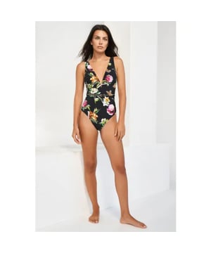 
De donkere kant van de romantische Flora komt tot uiting in deze indrukwekkende look. Schattige vlinders, lieveheersbeestjes en bloemstengels interpreteren tuinbloemen met nieuwe ambivalentie. De zwarte achtergrond benadrukt de donkere romantiek. Maar felle kleuraccenten in roze en limoen werken als stemmingsverhelderend. Er zijn op subtiele wijze sexy accenten toegevoegd, waaronder lijfjedetails zoals vetersluiting, diepe V-halslijnen en riemen met metallic flatlocknaden of oogjes. De hoogwaardige snit met opvallende afwerkingsdetails onderstreept de premium kracht van de stijlen. Diep uitgesneden badpak met brede bandjes en een fijn riemelement. Schuim kommen. Borstvoering, volledig gevoerd. 72% polyamide, 28% elastaan. Artikelnr.: 4731_513_514Materiaal en verzorging:Materiaal:Bovenwerk: 72% polyamide, 28% elastaan
​​Voering: 87% polyester, 13% elastaan