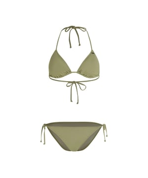 
Met een klassiek triangeltopje en een halfhoog broekje biedt deze set een flatterende pasvorm en volop bewegingsvrijheid – perfect voor elke stranddag.