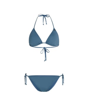 
Met een klassiek triangeltopje en een halfhoog broekje biedt deze set een flatterende pasvorm en volop bewegingsvrijheid – perfect voor elke stranddag.