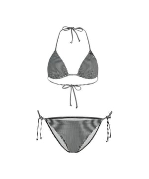 
Met een klassiek triangeltopje en een halfhoog broekje biedt deze set een flatterende pasvorm en volop bewegingsvrijheid – perfect voor elke stranddag.