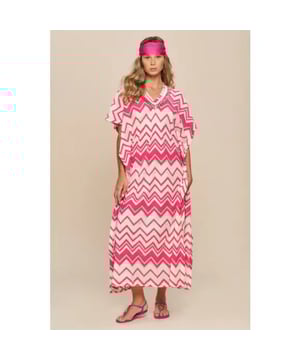 
Ontdek de glamoureuze stijl van onze lange, losvallende kaftanjurk met zigzagpatroon en halslijn met franjes. Deze kaftan is gemaakt van een zachte katoenmix en bewerkt met de raschel-techniek voor een hoogwaardige afwerking en valt op door zijn unieke en levendige ontwerp. De oversized pasvorm biedt comfort en bewegingsvrijheid, terwijl de zijsplitten een vleugje sensualiteit toevoegen. Deze kaftanjurk is perfect voor een smart-casual look of een dagje aan het strand en is jouw favoriete keuze voor de zomer. Het patroon van deze kaftan heet "chevron" wat letterlijk "zigzagpatroon" betekent. De textuur van dit patroon bestaat uit zigzaglijnen die boven elkaar zijn geplaatst. Ze zijn in feite een oneindige reeks omgekeerde 'v's, die parallelle lijnen vormen. Jaren gaan voorbij, maar dit motief is altijd actueel en modern, daarom zal onze kaftan nooit saai worden!

DOEK: 43%POLYESTER 43%KATOEN 14%VISCOSE FRANJE: 100%POLYESTER