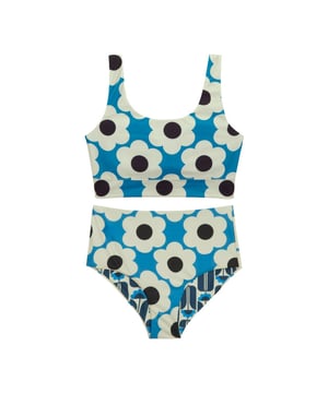 
85% Gerecycleerd Polyester, 15% Elastaan. Ontwerp: All-over print, Madeliefje. Sluiting: Pull Over, Pull-On. Hals: Schep. Taille: Elastisch, Hoog uitlopend. Omkeerbaar. Stoftechnologie: Rekken. Inhoud: 1 zwembroekje, 1 topje.