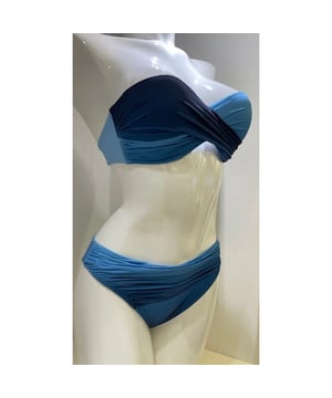 
Carol Bikini | Materiaal info: 80% polyamide 20% elastaan | Wasinstructie: Handwas niet geschikt voor de droger