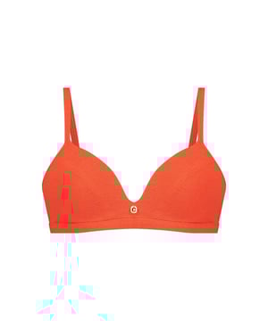 
Ten Cate Triangle Padded Wired Bikini Top Dames Rood

 Ontdek onze Triangle bikini top, ontworpen om op twee verschillende manieren te dragen. Deze veelzijdige bikinitop is voorzien van elastische verstelbare bandjes die met een handig haakje los te maken zijn, waardoor je ze ook gekruist op de rug kunt dragen. Met voorgevormde cups die een subtiele push geven, creëert deze bikinitop een prachtig decolleté. Dankzij het powernetje onder de cups, de dubbele stof en de flexibele baleinen aan de zijkanten biedt de top veel ondersteuning en blijft alles mooi op zijn plek zitten, zelfs tijdens actieve stranddagen.

 Dames Bikini Top 

 Kies je ervoor om deze bikinitop te combineren met het bijpassende broekje voor een complete look, of ga je liever voor een gedurfde mix met een contrasterende kleur of print? Met deze Triangle bikini top ben je klaar om te stralen op het strand of bij het zwembad, terwijl je geniet van comfort, stijl en