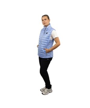 
Luhta Isokorpi Dames Bodywarmer Lila

 De Luhta Isokorpi dames bodywarmer is de perfecte keuze voor vrouwen die op zoek zijn naar een comfortabele en stijlvolle manier om warm te blijven tijdens koudere dagen. Deze bodywarmer is ideaal voor outdoor activiteiten, maar kan ook gedragen worden als een casual aanvulling op je dagelijkse outfit. Een van de belangrijkste eigenschappen van de Luhta Isokorpi dames bodywarmer is de hoge kwaliteit van het materiaal.

 Luhta Isokorpi Lila Dames Bodywarmer

 De buitenkant van de bodywarmer is gemaakt van duurzaam polyester, terwijl de voering van zachte en warme polyamide is. Deze combinatie van materialen zorgt voor een perfecte balans tussen stijl en functionaliteit. Een ander voordeel van de Luhta Isokorpi dames bodywarmer is de uitstekende pasvorm. De bodywarmer is ontworpen met een vrouwelijke snit, waardoor het mooi aansluit op het lichaam en een flatterend silhouet creëert. Bovendien is de