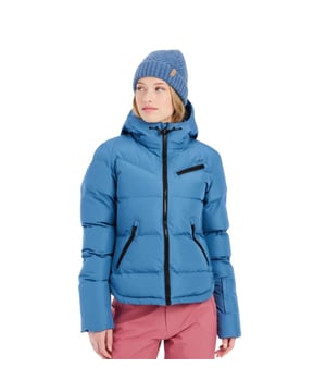 
Online Dames Winterjas Brunotti Jilsy Kopen?

 
Doorgestikte dames jas met imitatie dons voering. Aan de voorzijde zitten twee zakken met ritssluiting en een logo print. Aan de onderkant van de jas, bij de mouwen en langs de zakken zitten biesjes in een contrasterende kleur. Ook de binnenzijde van de jas heeft een contrasterende kleur. In de capuchon zitten verstelbare koorden. De jas heeft een slanke pasvorm en valt op de heup. Deze jas is niet geschikt om mee te skien of te snowboarden. .


 Specificaties Peak Alta J 4909-4010-25L-5058

 
Pasvorm: Normale pasvorm, regular fit
Voering:  Dons gevoerd
Waterkolom: 5000MM, deze jas is water afstotend en ademend.
Capuchon: Ja, verstelbaar, maar niet afritsbaar
Zakken: 2 zijzakken.
Machine wasbaar: Ja, zie was etiket in jas.