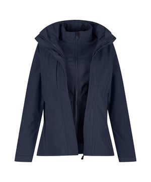 
Waterdichte en ademende Isotex 10000-stof Gedeeltelijk gaas, gedeeltelijk polyester tafzijde voering Getapete naden Verborgen capuchon met verstellers 2 onderste zakkenhebben een rits en ook 1 borstzak met rits Dubbele stormflap met klittenband Verstelbare manchetten Verstelbare schokkoord zoom Gevormde pasvorm 100% Polyester Regatta damesmaten (borstomtrek ongeveer): 34 (76 cm), 36 (81 cm), 38 (86 cm), 40 (92 cm), 42 (97 cm), 44 (102 cm), 46 (109cm), 48 (114cm), 50 (122cm), 52 (127cm), 54 (132cm), 56 (137cm), 58 (142cm), 60 (147 cm), 62 (152 cm), 64 (158 cm).