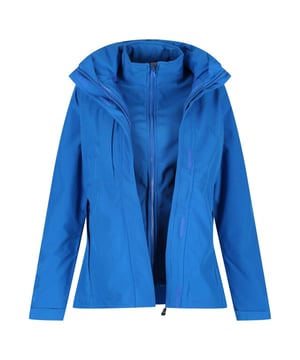 
Waterdichte en ademende Isotex 10000-stof Gedeeltelijk gaas, gedeeltelijk polyester tafzijde voering Getapete naden Verborgen capuchon met verstellers 2 onderste zakkenhebben een rits en ook 1 borstzak met rits Dubbele stormflap met klittenband Verstelbare manchetten Verstelbare schokkoord zoom Gevormde pasvorm 100% Polyester Regatta damesmaten (borstomtrek ongeveer): 34 (76 cm), 36 (81 cm), 38 (86 cm), 40 (92 cm), 42 (97 cm), 44 (102 cm), 46 (109cm), 48 (114cm), 50 (122cm), 52 (127cm), 54 (132cm), 56 (137cm), 58 (142cm), 60 (147 cm), 62 (152 cm), 64 (158 cm).