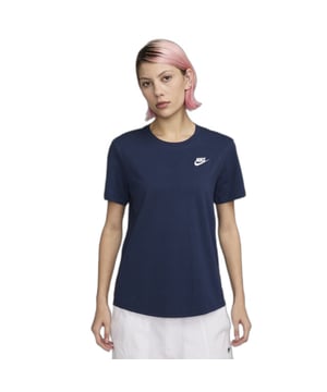
Start een nieuw sportavontuur met het NIKE sportswear club essentials wom t-shirt, speciaal ontworpen voor de actieve vrouw. Dit sport t-shirt korte mouw dames wordt gekenmerkt door het iconische merklogo van NIKE, een prachtige blauwe kleur en is ontworpen met aandacht voor detail om je sportervaring te verbeteren. Twijfel je soms aan het comfort van je huidige sportuitrusting? Met het NIKE sportswear club essentials wom t-shirt zullen alle twijfels verdampen. Dit sport t-shirt is zorgvuldig ontworpen om een comfortabele en optimale pasvorm te garanderen, waardoor het ideaal is voor alle soorten fysieke activiteiten. Het biedt je de vrijheid om je te bewegen zoals je wilt, zonder enige beperking. Maar het t-shirt van NIKE gaat verder dan comfort. De belangrijkste kenmerken van dit shirt zijn de innovatieve stof en de slimme technologieën die in het ontwerp zijn verwerkt. De speciale stof zorgt voor een perfecte ventilatie tijdens het sporten, waardoor transpiratie wordt verminderd en