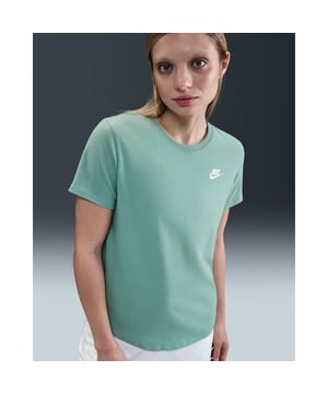 
Introductie: Duik in de wereld van comfort en stijl met het NIKE sportswear club essentials voor vrouwen. Ontworpen voor de moderne, actieve vrouw, staat dit sportshirt symbool voor een perfecte combinatie van kwaliteit, comfort en exclusiviteit die NIKE al decennialang tracht te leveren. Gecomplimenteerd met de elegante kleur Off White, is dit sportsshirt de beste metgezel voor elke vrouw die op zoek is naar stijl, comfort en duurzaamheid in haar alledaagse sportkleding. Voordelen: Wat dit NIKE sport t-shirt uniek en buitengewoon voordelig maakt, is het feit dat het een ideale combinatie is van stijl en functionaliteit. Het zal u niet alleen helpen om op te vallen in de menigte dankzij de exclusieve Off White kleur, maar de kwaliteit van het materiaal en de standaard van het vakmanschap betekenen ook dat dit shirt duurzaam en slijtvast is. Bovendien geeft het ontwerp van het shirt u de vrijheid om te bewegen zoals u wenst, waardoor het perfect is voor allerlei sportactiviteiten.