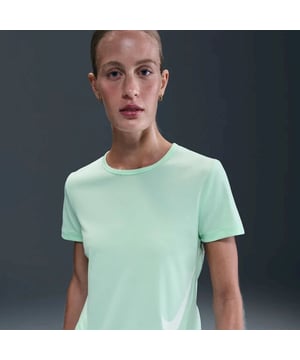 
Laat ons u introduceren aan het Nike Tempo Swoosh Women's DRI-FIT SS T-shirt, speciaal ontworpen voor de hardlopende dames die in de zomermaanden hun tempos willen verhogen. Dit shirt, uitgevoerd in een aantrekkelijke groene kleur, is een essentieel stuk in uw hardloopgarderobe dat u helpt uw prestaties te maximaliseren. Een van de belangrijkste voordelen van het Nike Tempo Swoosh Women's DRI-FIT SS T-shirt is de ongelooflijke ademende capaciteit die het biedt. Met zijn DRI-FIT technologie zorgt het shirt ervoor dat je tijdens je intensieve zomerhardlooptrainingen koel en droog blijft. Het zweet dat je produceert tijdens je tempo-runs wordt door het materiaal weg van je lichaam getransporteerd, waardoor je je altijd comfortabel en zelfverzekerd voelt. Een ander voordeel is het lichtgewicht ontwerp dat zorgt voor een ongehinderde bewegingsvrijheid. Met korte mouwen en een aansluitende pasvorm biedt dit groene hardloopshirt van Nike een minimale belemmering. De belangrijkste kenmerken