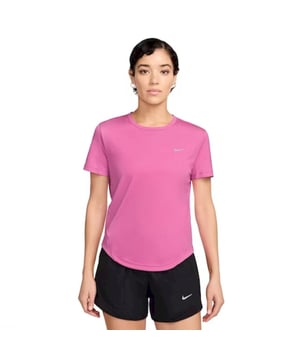
Laat me u voorstellen aan het NIKE Tempo Women's Dri-FIT SS T-shirt, een hardloopshirt met korte mouwen, ontworpen voor de actieve vrouw. Of u nu een professionele atleet of een fitnessliefhebber bent, de wetenschappelijk ontworpen kenmerken van dit product zorgen ervoor dat u het maximale uit uw workout kunt halen, ongeacht het weertype. Het immense voordeel van dit product zit niet alleen in het stijlvolle en moderne ontwerp. Het gaat verder dan dat. Het NIKE Tempo Women's Dri-FIT SS T-shirt is speciaal ontworpen om u tijdens uw hardloopsessies koel en comfortabel te houden. Afgezien van het feit dat het ontworpen is voor de zomer, heeft het Dri-FIT materiaal unieke vochtregulerende eigenschappen. Deze technologie trekt het zweet van uw huid naar het oppervlak van de stof, waar het snel verdampt. Zo blijft uw huid droog en voelt u zich frisser gedurende uw hele training. De kracht van dit product zit in de details. Het felle rode kleur van het shirt geeft je garderobe de nodige