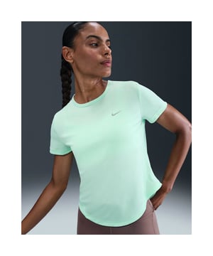 
Introduceren wij met trots de NIKE Tempo Women's Dri-FIT SS T-Shirt, het perfecte hardloop t-shirt voor de zomer voor dames. Laat je verwelkomen door de groene tint die je zal doen stralen tijdens je dagelijkse jog- of hardloopsessies. Het NIKE Tempo Women's Dri-FIT SS T-Shirt tilt je hardloopervaring naar een totaal ander niveau. Wat zijn nu precies de voordelen van dit specifieke T-shirt? Het grootste voordeel is de Dri-FIT technologie. Deze technologie is ontworpen om je lichaam droog te houden, ongeacht de intensiteit van je training. Het materiaal trekt zweet weg van uw huid naar het oppervlak van het T-shirt, waar het snel verdampt. Dit draagt bij aan het algehele comfort tijdens het hardlopen, vooral in de warme zomermaanden. Aanvullend is het NIKE Tempo Women's Dri-FIT SS T-Shirt voorzien van belangrijke kenmerken die het tot een onmisbaar onderdeel van je sportgarderobe maken. De korte mouwen zorgen voor optimale bewegingsvrijheid tijdens het hardlopen, terwijl de ademende