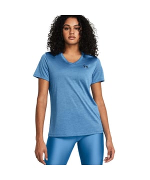 
Under Armour Tech Twist Dames Shirt

 Het Damesshirt UA Tech™ Twist met V-hals is een comfortabel en stijlvol shirt voor dames. Dit shirt is ontworpen om je comfortabel en koel te houden, zodat je je kunt concentreren op je training. Het shirt is gemaakt van UA Tech™-stof, die zacht en sneldrogend is. Deze stof voert zweet af en houdt je koel en droog tijdens het sporten. Het materiaal is ook stretchy, waardoor het shirt zich aanpast aan je lichaam en een optimale bewegingsvrijheid biedt. Het shirt heeft een V-hals, waardoor het een vrouwelijke en elegante uitstraling heeft. De losse pasvorm biedt extra comfort en geeft je de vrijheid om te bewegen zoals jij wilt. De mouwen zijn kort en hebben een opgerolde afwerking, wat het shirt een trendy twist geeft.

 Pluspunten:

 + Stof is sneldrogend en voelt zacht en natuurlijk aan
+ Het materiaal voert zweet af en droogt erg snel
+ Het materiaal rekt in vier richtingen voor optimale