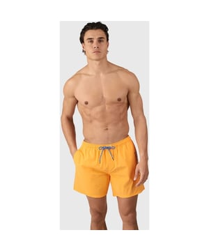 
Introductie: Met de BRUNOTTI Cester Men Swim Shorts ben je helemaal klaar voor de zomer! Deze zwemshort voor heren is niet alleen stijlvol en trendy, maar ook van hoogwaardige kwaliteit. Of je nu een dagje naar het strand gaat of lekker aan het zwembad wilt liggen, met deze zwemshort steel je sowieso de show. Voordelen: Het dragen van de BRUNOTTI Cester Men Swim Shorts brengt vele voordelen met zich mee. Zo is de zwemshort gemaakt van materialen van uitstekende kwaliteit wat zorgt voor een comfortabele pasvorm. De opvallende oranje kleur zorgt ervoor dat je zeker zult opvallen op het strand. Daarnaast is de zwemshort voorzien van handige zakken om bijvoorbeeld je sleutels of telefoon veilig op te bergen tijdens het zwemmen. Belangrijkste kenmerken: De BRUNOTTI Cester Men Swim Shorts is een zwemshort speciaal ontworpen voor heren. De zwemshort heeft een opvallende oranje kleur en is voorzien van een elastische tailleband met trekkoord voor een perfecte pasvorm. Daarnaast heeft de