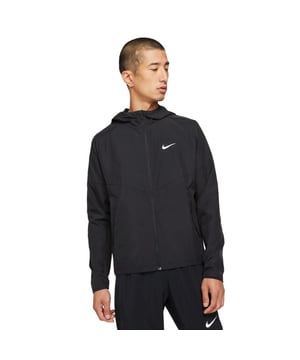 
Het Nike Repel Miler Windrunner Jack is een hardloopjack voor heren. Het Nike Repel Miler jack is een vernieuwde versie van een hardloopklassieker. Het jack is gemaakt voor nat weer en heeft een waterafstotend design met capuchon. Het opvouwbare design heeft een look die is doordrenkt van Nike historie. Dit product is gemaakt met vezels van 100% gerecycled polyester. <p> </p> <b>Hardlopen in de regen </b><br> Dankzij de waterafstotende afwerking van het geweven materiaal blijf je droog en kun je blijven hardlopen in nat weer. <p> </p> <b>Een klassieke hardlooplook </b><br> Een hardloopessential wordt gecombineerd met klassiek Nike DNA. De designlijnen zijn geÃ¯nspireerd op de iconische v-opdruk van Windrunner jacks. <p> </p> <b>Personaliseer je bedekking </b><br> Een capuchon houdt de wind en regen buiten. Pas je bedekking aan met trekkoorden aan de binnenkant waarmee je de pasvorm kunt aanpassen. <p> </p> <b>Veilig op weg </b><br> Zakken met drukknoopsluiting houden je gear veilig opgeborgen. Het jack kan in de zijzak worden gevouwen wanneer je het niet nodig hebt. <ul> <li>Reflecterende details </li> <li>Niet bedoeld als persoonlijk beschermingsmiddel (PPE) </li> </ul> <b>Materiaal:<br> </b>100% polyester