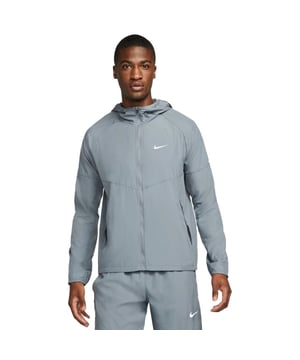 
Het Nike Repel Miler Windrunner Jack is een hardloopjack voor heren. Het Nike Repel Miler jack is een vernieuwde versie van een hardloopklassieker. Het jack is gemaakt voor nat weer en heeft een waterafstotend design met capuchon. Het opvouwbare design heeft een look die is doordrenkt van Nike historie. Dit product is gemaakt met vezels van 100% gerecycled polyester. <p> </p> <b>Hardlopen in de regen </b><br> Dankzij de waterafstotende afwerking van het geweven materiaal blijf je droog en kun je blijven hardlopen in nat weer. <p> </p> <b>Een klassieke hardlooplook </b><br> Een hardloopessential wordt gecombineerd met klassiek Nike DNA. De designlijnen zijn geÃ¯nspireerd op de iconische v-opdruk van Windrunner jacks. <p> </p> <b>Personaliseer je bedekking </b><br> Een capuchon houdt de wind en regen buiten. Pas je bedekking aan met trekkoorden aan de binnenkant waarmee je de pasvorm kunt aanpassen. <p> </p> <b>Veilig op weg </b><br> Zakken met drukknoopsluiting houden je gear veilig opgeborgen. Het jack kan in de zijzak worden gevouwen wanneer je het niet nodig hebt. <ul> <li>Reflecterende details </li> <li>Niet bedoeld als persoonlijk beschermingsmiddel (PPE) </li> </ul> <b>Materiaal:<br> </b>100% polyester