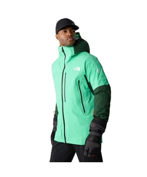 
The North Face Stimson Ski Jas

 Betreed de besneeuwde hellingen met vertrouwen en stijl met de The North Face Stimson ski jas voor heren. Deze jas is ontworpen met het oog op zowel functionaliteit als mode, zodat je kunt genieten van elke afdaling in ultiem comfort. De Stimson ski jas is gemaakt van duurzaam DryVent™-materiaal, dat waterdicht en ademend is. Dit betekent dat je beschermd blijft tegen de elementen terwijl overtollig vocht van binnenuit wordt afgevoerd, waardoor je droog en comfortabel blijft, zelfs tijdens intensieve afdalingen. De jas is geïsoleerd met Heatseeker™-isolatie, wat zorgt voor een optimale warmte zonder onnodig gewicht toe te voegen. Of je nu door verse poedersuiker scheert of wacht op de skilift, de Stimson houdt je behaaglijk warm, zodat je kunt blijven genieten van elke minuut op de piste.

 The North Face Simson Heren Winterjas

 Het ontwerp van de Stimson ski jas is niet alleen functioneel, maar ook modieus.