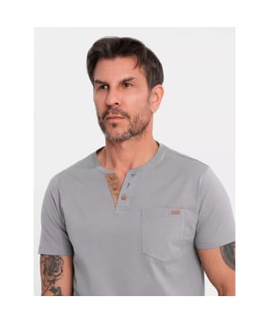
Heren Poloshirt met knoopsluiting en suède detail – Grijs

 Op zoek naar een stoer én stijlvol T-shirt? Dit grijze heren T-shirt met knoopsluiting en suède inzet is de perfecte mix van comfort en uitstraling. Het T-shirt is gemaakt van 100% ademend katoen en heeft een klassieke pasvorm met korte mouwen. De knopen en het contrasterende suèdetrim zorgen voor een unieke, moderne touch. Ideaal voor een casual, sportieve look.

  
 *  Klassiek model met korte mouwen

  
 *  Ronde hals met ribboord en knoopsluiting

  
 *  Contrasterende inzet van suède-look stof

  
 *