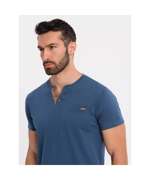 
Heren Poloshirt met knoopsluiting en suède detail – Blauw

 Op zoek naar een stoer én stijlvol T-shirt? Dit blauwe heren T-shirt met knoopsluiting en suède inzet is de perfecte mix van comfort en uitstraling. Het T-shirt is gemaakt van 100% ademend katoen en heeft een klassieke pasvorm met korte mouwen. De knopen en het contrasterende suèdetrim zorgen voor een unieke, moderne touch. Ideaal voor een casual, sportieve look.

  
 *  Klassiek model met korte mouwen

  
 *  Ronde hals met ribboord en knoopsluiting

  
 *  Contrasterende inzet van suède-look stof

  
 *