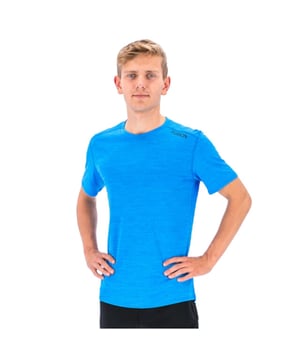 
Fusion Nova Hardloopshirt Heren

 Als sportexpert bij Herqua Sport ben ik enthousiast over het Fusion Nova Hardloopshirt voor heren. Dit shirt is ontworpen voor de echte hardloopliefhebber, met als doel optimaal comfort en prestatie tijdens je trainingen. Gemaakt van lichtgewicht polyester, ademt dit shirt perfect en zorgt het ervoor dat je huid koel en droog blijft, zelfs tijdens de meest intensieve sprints. De stijlvolle blauwe kleur geeft je een frisse uitstraling, zodat je er ook goed uitziet terwijl je je doelen bereikt.

 Waarom kiezen voor het Fusion Nova Hardloopshirt?

 Een veelgestelde vraag over hardloopshirts is: "Wat maakt een hardloopshirt anders dan een normaal shirt?" Het antwoord ligt in de specifieke eigenschappen van sportmaterialen die zijn ontworpen om zweet af te voeren en een volledige bewegingsvrijheid te bieden. Het Fusion Nova Hardloopshirt biedt deze unieke voordelen door zijn ademende stof en comfortabele pasvorm.