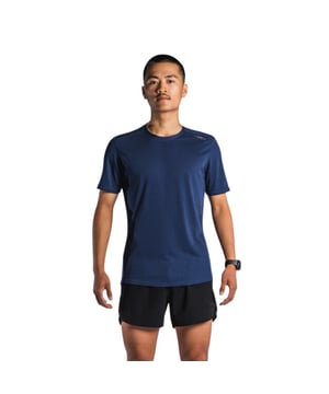 
Fusion Nova Hardloopshirt

 Het Fusion Nova Hardloopshirt is vervaardigd van geavanceerde materialen die ademend vermogen combineren met uitstekende vochtregulatie. Hierdoor blijft je huid droog en koel, zelfs tijdens de meest inspannende workouts. De zachte stof voelt comfortabel aan en biedt maximale bewegingsvrijheid, essentieel voor elke hardloper die zich vrij wil kunnen bewegen. Dankzij het lichtgewicht ontwerp van het Fusion Nova Hardloopshirt voel je nauwelijks dat je het draagt, wat bijdraagt aan een moeiteloze loopervaring. De strategisch geplaatste mesh-panelen verbeteren de luchtstroom en ventilatie, wat helpt bij het reguleren van je lichaamstemperatuur, zowel in warme als koele omstandigheden.

 Hardloopshirt Fusion

 Het Fusion Nova Hardloopshirt combineert functionaliteit met een eigentijds ontwerp. Verkrijgbaar in verschillende stijlvolle kleuren en voorzien van subtiele Fusion-branding, maakt dit shirt een statement op de baan