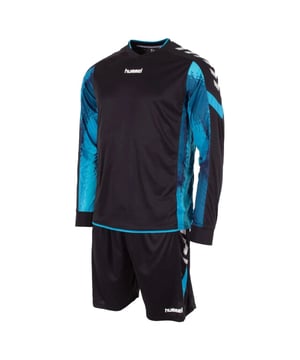 
<p> Keepers, ga in stijl het veld op met dit Hummel Bremen keeperstenue voor zowel kinderen als volwassen. Het shirt met lange mouwen valt gelijk op door de toffe sublimatieprint aan de onderkant van de mouwen. Het shirt heeft een elastische V-hals en kraag met rib-materiaal en ook de mouwen en neklijn hebben een ribboord. Het bijpassende keepersbroekje, zonder binnenbroek, heeft een elastische boord met koord. Het tenue is gemaakt van sneldrogend materiaal. De chevrons op de mouwen en het hummel logo op je borst laten zien dat jij voor kwaliteit gaat! De juniormaten hebben padding op de ellebogen voor extra bescherming. </p> <b>Materiaal:</b><br> 100% Polyester