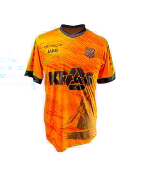 Scoor deze nieuwe outfit van Jako nu in de Jako sale met hoge korting!
Pre-order RKAV Volendam Thuisshirt 22/23 Een samenwerking tussen JAKO en RKAV Volendam heeft voor een uniek shirt gezorgd, zodat kersverse promovendus RKAV Volendam kan stralen in de derde divisie. Een mooi, fel shirt met de befaamde Volendamse botter is een 'must have' in jouw voetbalshirt-collectie.