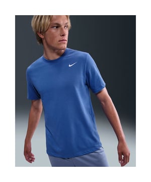 
Introductie: Het NIKE Dri-Fit Men's Fitness T-shirt is ontworpen voor de stijlvolle en actieve man. Speciaal ontworpen voor kracht, comfort en duurzaamheid, brengt dit innovatieve sport T-shirt belangrijke voordelen voor elke man die zijn fitnessdoelen serieus neemt. Belangrijke voordelen zijn onder andere de vochtabsorberende technologie van de Dri-Fit stof die helpt om u droog en comfortabel te houden, zelfs tijdens de meest intensieve trainingssessies. Of je nu buiten aan het hardlopen bent of binnen aan het trainen bent, dit t-shirt houdt je koel en droog. Bovendien is de stof duurzaam en kan deze de intensiviteit van je fitnesstraining weerstaan. De belangrijkste kenmerken zijn het stijlvolle ontwerp en de superieure afwerking van NIKE. Het t-shirt met korte mouwen heeft een minimalistisch ontwerp met de bekende NIKE swoosh discreet weergegeven op de voorzijde. Dit maakt het tot een stijlvol stuk dat ook buiten de sportschool gedragen kan worden. Het blauwe kleurenpalet van het