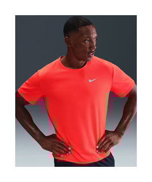 
Introduceer een combinatie van stijl, comfort en functionaliteit met het NIKE Miler Men's Dri-Fit UV SS T-shirt, het perfecte hardloopshirt met korte mouwen voor de zomer. Speciaal ontworpen voor heren in een krachtige rode tint, dit T-shirt maakt niet alleen een sterk mode-statement, maar stelt machtsprestaties op het allerhoogste niveau. De voordelen van het Miler Men's Dri-Fit UV SS T-shirt zijn talrijk. Met Nike's kenmerkende Dri-FIT technologie worden zweet en vocht weg van het lichaam getrokken, waardoor je droog blijft en ongehinderd blijft presteren, zelfs tijdens de meest intense hardloopsessies. Daarnaast biedt de ingebouwde UV-bescherming extra veiligheid en zekerheid tijdens zonnige zomermaanden, waardoor je huid wordt beschermd tegen schadelijke straling terwijl je je loopdoelen najaagt. Belangrijke kenmerken onderscheiden dit T-shirt nog verder van de massa. Naast zijn vochtabsorberende en UV-beschermende eigenschappen, heeft het een bijzonder lichtgewicht ontwerp dat