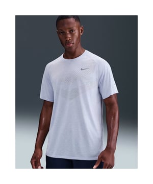 
Voel altijd ondersteuning wanneer je in actie komt met het nieuwe Stride Men's Dri-Fit ADV Short hardloop t-shirt met korte mouwen van NIKE. Specifiek ontworpen voor de actieve man in de zomer, dit hardloopshirt maakt gebruik van de geavanceerde technologie om je droog en comfortabel te houden, terwijl je je maximale prestaties bereikt. De NIKE Stride Men's Dri-Fit ADV Short brengt een reeks voordelen met zich mee, die zijn ontworpen om je hardloopervaring te verbeteren. De vocht afvoerende technologie werkt hard om ervoor te zorgen dat je gemakkelijk kunt zweten, maar zonder de last van overtollige vochtigheid. Je voelt je frisser en vrijer dan ooit tevoren, klaar om je grenzen te verleggen. Deze hardlopers favoriet beschikt ook over enkele van de belangrijkste kenmerken die je van NIKE gewend bent. Het shirt is gemaakt van hoogwaardige materialen en is zowel duurzaam als elastisch. Het zorgt voor een perfecte pasvorm die met je meebeweegt, hoe intens je sessie ook mag zijn. De
