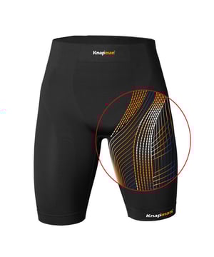 Topper uit onze Heren Sportkleding Outlet categorie; dit stijlvolle item van het merk 
Knap'man. Ben er snel bij want op=op!
Knap'Man Zoned Compression Short USP 45 km00745 De Knap’man Compressiebroek is de enige compressiebroek met gepatenteerde 45% Zoned Compression, vergelijkbaar met medische compressieklasse II. Dankzij deze uitzonderlijk hoge compressiewaarde helpt de compressiebroek blessures herstellen en voorkomen (specifiek lies- en hamstringblessures). Product eigenschappen: * Preventie en herstel van bovenbeenblessures (voornamelijk lies- en hamstring) * Vermindert spiervermoeidheid en spierschade tijdens trainingen en wedstrijden * Versnelt het herstel na zware inspanningen en bij blessures * Verbetert de bloedcirculatie in de spieren (minder kramp en spierpijn) * Meer kracht en uithoudingsvermogen in de bovenbeenspieren * Optimale bewegingsvrijheid * Ondersteunt het bekken, heupgewricht en de lage rug.
