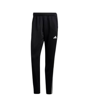 
ADIDAS TR-ES BASE 3PT (IB8168)
Een geweldige keuze voor kil weer en koude spor tscholen. Deze adidas sportbroek is uitgerust met AEROREADY om je droog te houde n als je de intensiteit opvoert. De taille is verstelbaar met een trekkoord voor  een betrouwbare pasvorm, en door de gestroomlijnde, taps toelopende pijpen kun  je vrij bewegen.

Dit met 100% gerecyclede materialen gemaakte product vertegenw oordigt slechts één van onze oplossingen om plastic afval te verminderen.

- **M erk:** ADIDAS
- **Artikelnummer:** IB8168
- **Pasvorm:** REGULAR
- **Productgroe p:** PANTS
- **Geslacht:** HEREN
- **Leeftijdsgroep:** ADULT