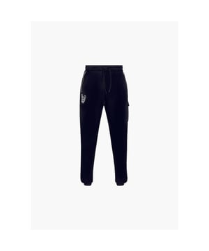 
De critical zip trainingspants in zwart en wit is perfect te combineren met de bijpassende critical zip trainingshoodie. Deze perfecte outfit is ideaal tijdens het sporten, maar ook bijvoorbeeld op de bank, Je kunt het vrijwel bij iedere gelegenheid dragen. De trainingspants zit comfortabel en het ademt goed, dat maakt de aanschaf van deze trainingspants een prima investering, naast het feit dat dit trainingshoodie ook nog eens heerlijk zit. De trainingspants heeft een 3D Rubber patch en is gemaakt van 100% polyester.