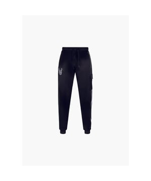 
De zip trainingspants in zwart en wit is perfect te combineren met de bijpassende l zip trainingshoodie. Deze perfecte outfit is ideaal tijdens het sporten, maar ook bijvoorbeeld op de bank, Je kunt het vrijwel bij iedere gelegenheid dragen. De trainingspants zit comfortabel en het ademt goed, dat maakt de aanschaf van deze trainingspants een prima investering, naast het feit dat dit trainingshoodie ook nog eens heerlijk zit. De trainingspants heeft een 3D Rubber patch en is gemaakt van 100% polyester.