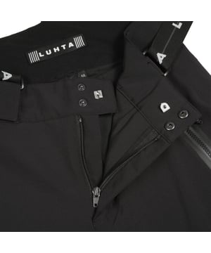 
de elementen. 

De Luhta Kortepohja broek voor heren is de perfecte keuze voor al jouw avonturen in de sneeuw. Met een slim fit pasvorm en gevormde knieën biedt deze broek optimale bewegingsvrijheid en comfort, zelfs onder de zwaarste omstandigheden. De ritsen aan de onderkant van de pijpen zorgen voor gemakkelijke aanpassing en compatibiliteit met verschillende schoenen, terwijl de sneeuwvangers met antislip siliconen band ervoor zorgen dat sneeuw buiten blijft en een goede pasvorm bieden.

Met twee voorzakken met waterafstotende ritsen en een handig telefoonvak op de dij, biedt deze broek voldoende opslagruimte voor al jouw benodigdheden. De verstelbare taille, brede riemlussen en afneembare en verstelbare bretels zorgen voor extra ondersteuning en aanpasbaarheid, terwijl het logolabel zorgt voor een stijlvolle afwerking.

De Luhta Kortepohja broek is niet alleen functioneel, maar ook milieuvriendelijk. Met een waterkolom van 10.000 mm en ademend vermogen van 10.000 g/m²/24h biedt