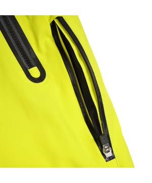 
de elementen.    Thermo-isolatie: Houdt je warm in koude omstandigheden.    Versterkte Voering op het Zitgedeelte: Voor extra duurzaamheid.    Samenvattend is de Luhta Broek Ski Heren een multifunctionele en robuuste broek voor mannen die houden van actieve buitensporten. Met eigenschappen zoals waterdichtheid, ademend vermogen en thermische isolatie, biedt deze broek optimale bescherming en comfort in alle weersomstandigheden. De handige details zoals verstelbare pijpen, sneeuwvangers en verschillende opbergmogelijkheden maken deze broek ideaal voor skiën, snowboarden of andere winterse activiteiten. Dankzij de slim fit en moderne look is de Luhta Broek Ski Heren ook geschikt om casual te dragen in het dagelijks leven. Kies voor kwaliteit, functionaliteit en stijl met de Luhta Broek Ski Heren.