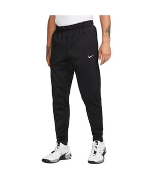 
De Nike Therma-FIT Trainingsbroek voor heren is zacht en warm. Je work-outs stoppen niet als het kouder wordt. Daarom is de Therma-FIT broek gemaakt met superzachte fleece, zodat je lekker warm en comfortabel blijft, waar je ook traint. De relaxte, toelopende pasvorm zorgt voor meer dan genoeg bewegingsvrijheid tijdens het stretchen en squatten. Nike Therma-FIT technologie gebruikt je natuurlijke lichaamswarmte om je lekker warm te houden als het koud is. Fleece voelt superzacht aan en heeft een licht pluizig gevoel aan de binnenkant zodat je lekker warm en comfortabel blijft. <ul> <li>Zijzakken </li> <li>Zak met rits achterop de rechterheup </li> <li>Elastische tailleband met 'Nike' graphic aan de binnenkant </li> <li>Intern trekkoord met dopjes op de uiteinden </li> <li>Geborduurde Swoosh graphic </li> <li>Elastische boorden </li> <li>Standaardpasvorm </li> </ul> <b>Materiaal: </b><br> 100% polyester