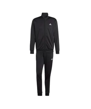 
100% gerecycleerd polyester. Ontwerp: Logo, eenvoudig. Zakken: 4 zijzakken. Tailleband: Koord, Elastisch. Manchet: Gemonteerd. Hem: Aangepast. Mouwtype: Met lange mouwen. Halslijn: Staande Kraag. Stoftechnologie: Sneldrogend. Geboeide enkel. Sluiting: Volledige rits, aan te trekken. Inhoud: 1 jas, 1 joggingbroek. S: 36 in.
