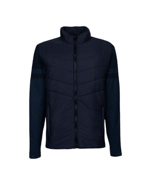 
Introductie: Ontdek The Indian Maharadja heren padded jacket, een must-have voor elke tennisser die stijl en comfort tijdens het trainen hoog in het vaandel heeft staan. Dit blauwdonkere trainingsjack is niet alleen functioneel, maar biedt ook een chique uitstraling op en buiten de tennisbaan. Voordelen: Dit trainingsjack van The Indian Maharadja biedt tal van voordelen voor de moderne tennisser. Het gewatteerde design zorgt voor warmte en comfort tijdens trainingen in koudere weersomstandigheden, terwijl de ademende stof ervoor zorgt dat je niet oververhit raakt tijdens intensieve sessions. Bovendien is het jacket voorzien van handige zakken om je essentials veilig op te bergen tijdens het sporten. Belangrijkste kenmerken: De heren padded jacket van The Indian Maharadja is speciaal ontworpen voor tennis en biedt optimale bewegingsvrijheid tijdens het spelen. Het jack heeft een slanke pasvorm en is voorzien van elastische boorden en een opstaande kraag voor extra bescherming tegen de